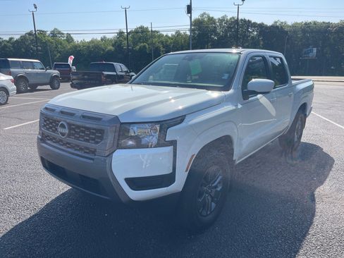 Used 2025 Nissan Frontier SV RWD image 3