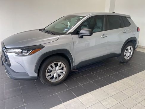 Used 2022 Toyota Corolla Cross L image 2