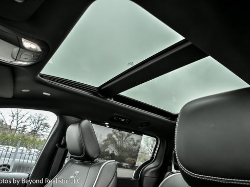 Used 2024 Chrysler Pacifica Limited w/ S Appearance Package image 27