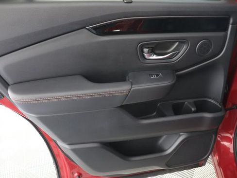Used 2025 Honda Pilot TrailSport image 29