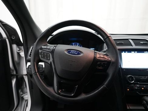 Used 2019 Ford Explorer XLT w/ Equipment Group 202A AWD/4WD image 4