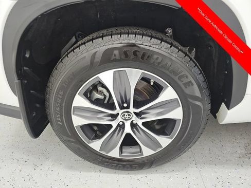 Used 2023 Toyota Highlander XLE AWD/4WD image 7