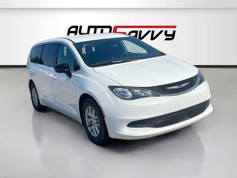 Used 2025 Chrysler Voyager LX FWD image 1