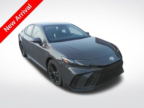 Used 2025 Toyota Camry SE FWD image 1