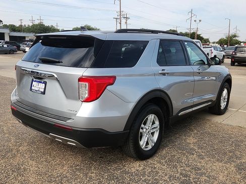 Used 2023 Ford Explorer XLT w/ Equipment Group 202A AWD/4WD image 3