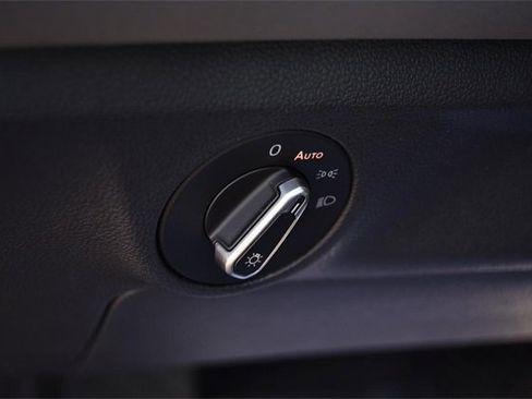 Certified 2025 Volkswagen Jetta SE w/ Sunroof Package image 11