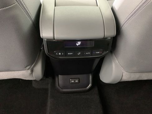 Used 2024 Toyota Highlander LE AWD/4WD image 33
