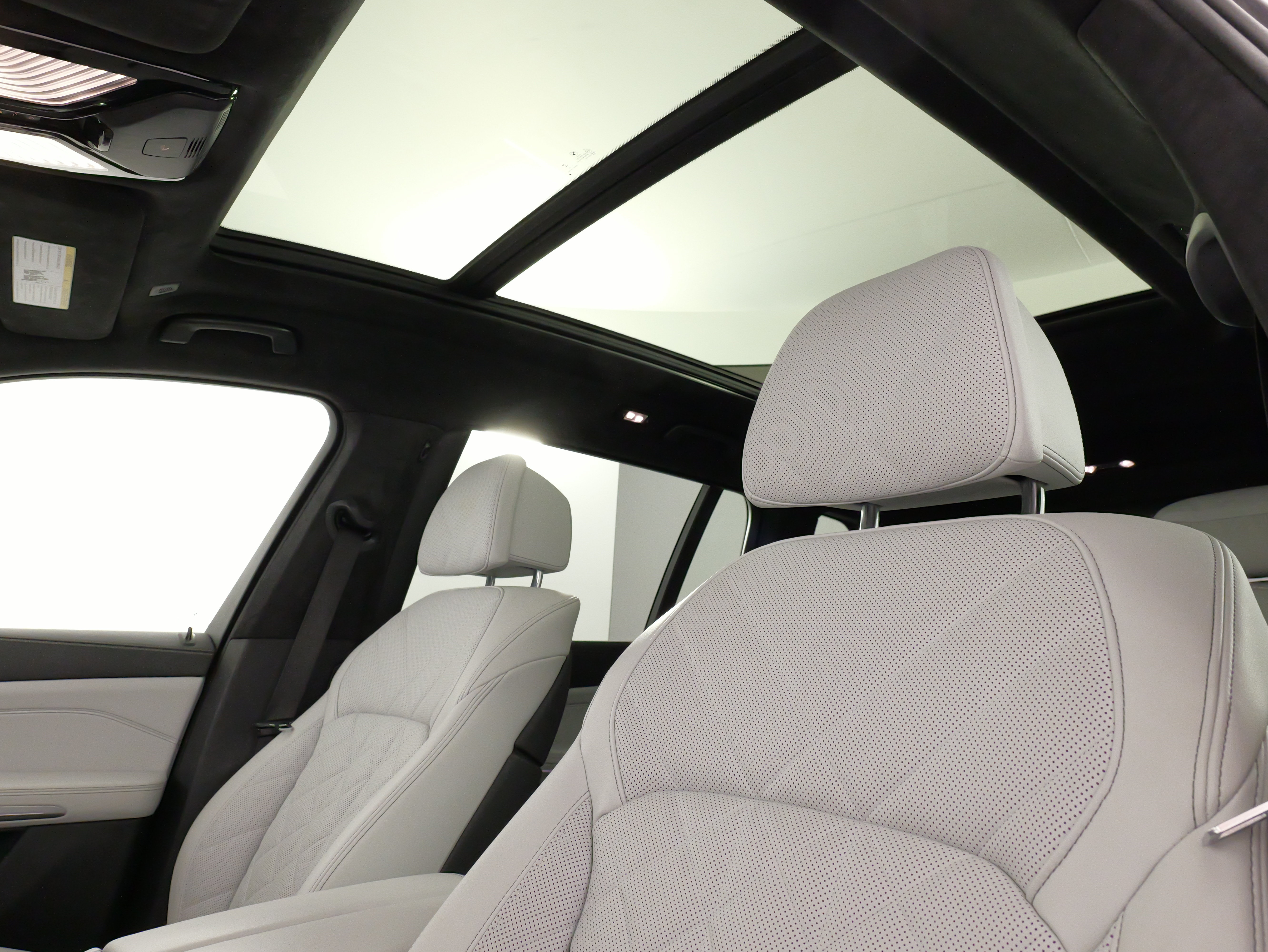 Used 2024 BMW X7 xDrive40i w/ M Sport Package AWD/4WD image 32