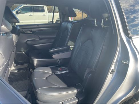 Used 2023 Toyota Highlander XLE image 32