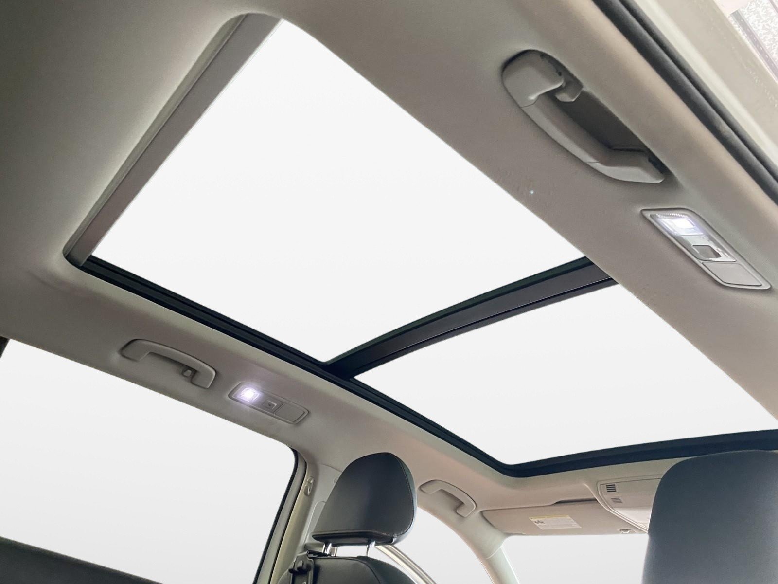 Used 2019 Volkswagen Tiguan SE w/ Panoramic Sunroof Package AWD/4WD image 14