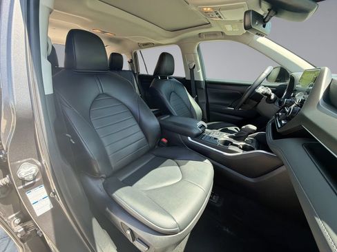 Used 2022 Toyota Highlander XLE AWD/4WD image 16