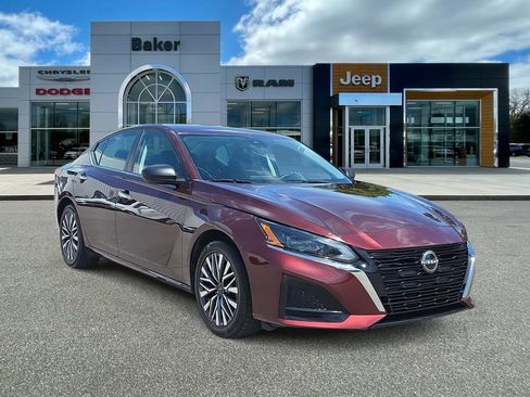 Used 2024 Nissan Altima 2.5 SV FWD image 1