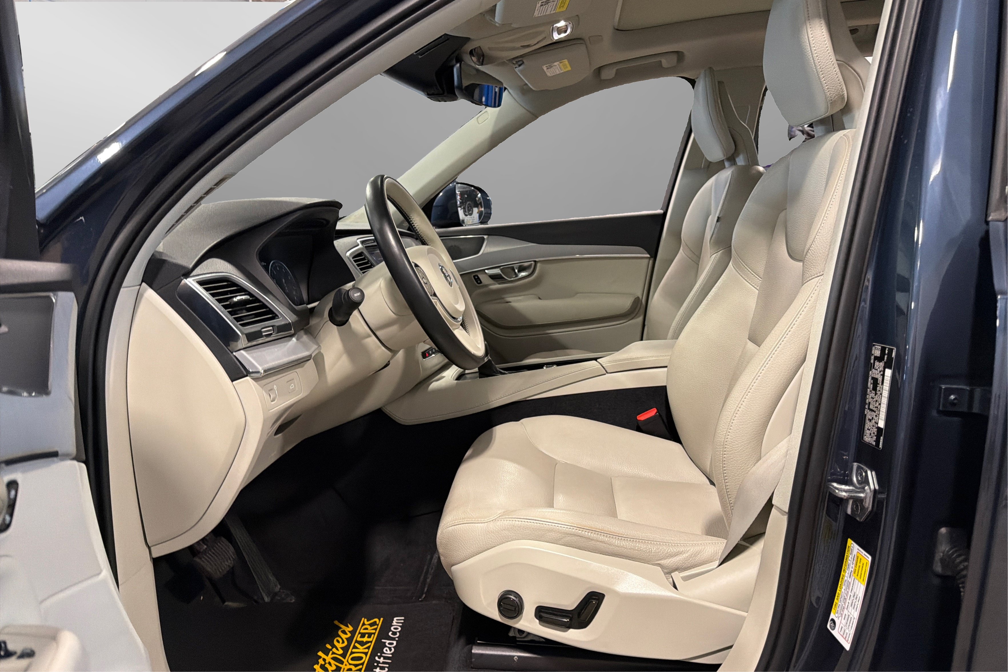 Used 2021 Volvo XC90 T5 Momentum w/ Climate Package AWD/4WD image 18