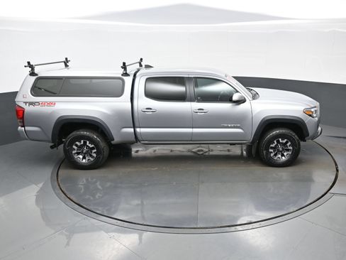 Used 2018 Toyota Tacoma TRD Off-Road w/ Technology Package AWD/4WD image 38