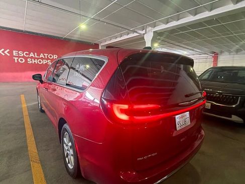 Used 2025 Chrysler Pacifica Select FWD image 4