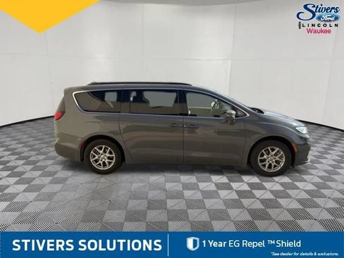 Used 2022 Chrysler Pacifica Touring-L FWD image 5
