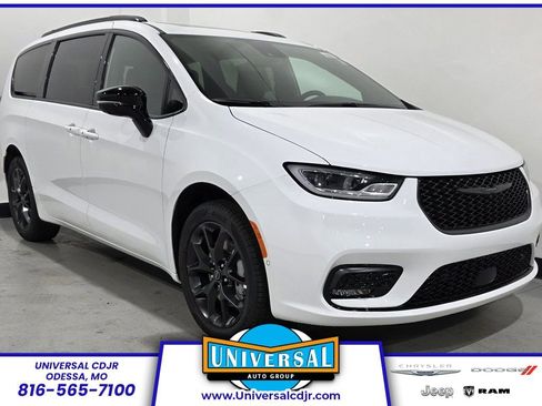 New 2026 Chrysler Pacifica Limited w/ S Appearance Package image 1