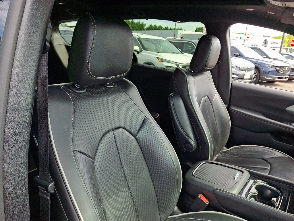 Certified 2026 Chrysler Pacifica Limited FWD image 13