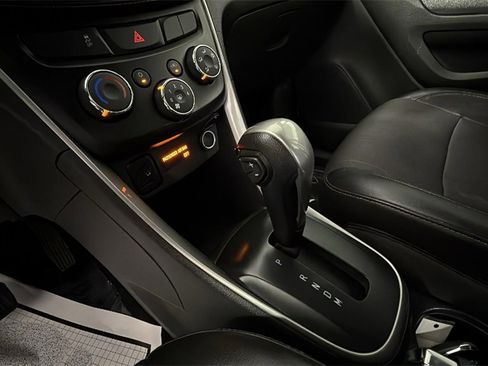 Used 2021 Chevrolet Trax LT w/ LT Convenience Package image 21