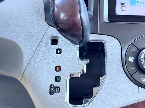Used 2014 Toyota Sienna XLE AWD/4WD image 38