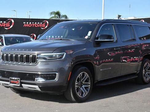 Used 2024 Jeep Wagoneer L Series II RWD image 3