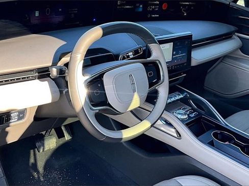 Used 2024 Lincoln Nautilus Reserve image 10