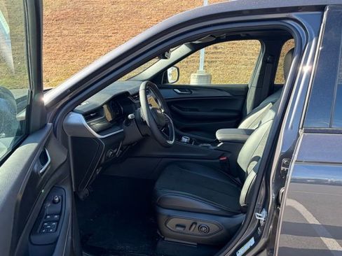 New 2025 Jeep Grand Cherokee Altitude image 15