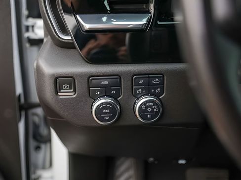 Used 2022 GMC Sierra 1500 SLT w/ SLT Convenience Package AWD/4WD image 18