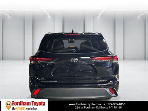 Used 2025 Toyota Highlander XLE image 6