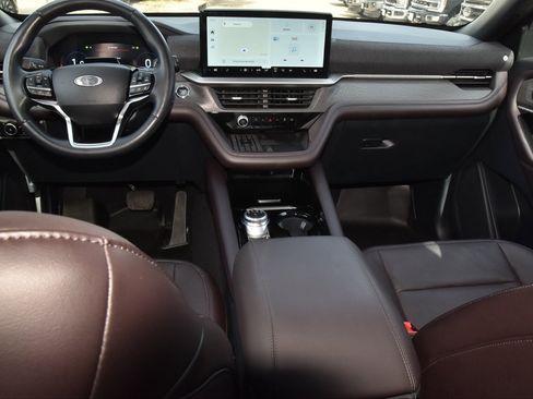 Certified 2025 Ford Explorer Platinum w/ Ultimate Package image 17