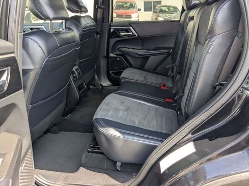 Used 2025 Mitsubishi Outlander SE image 25