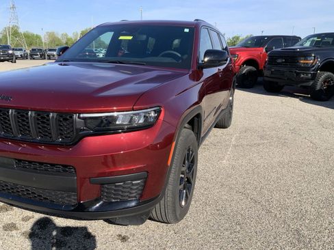 Used 2024 Jeep Grand Cherokee L Altitude AWD/4WD image 17