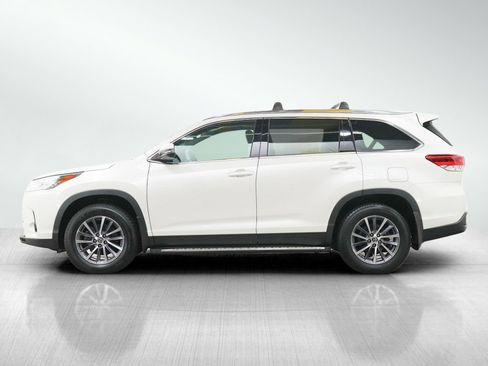 Used 2019 Toyota Highlander XLE FWD image 2