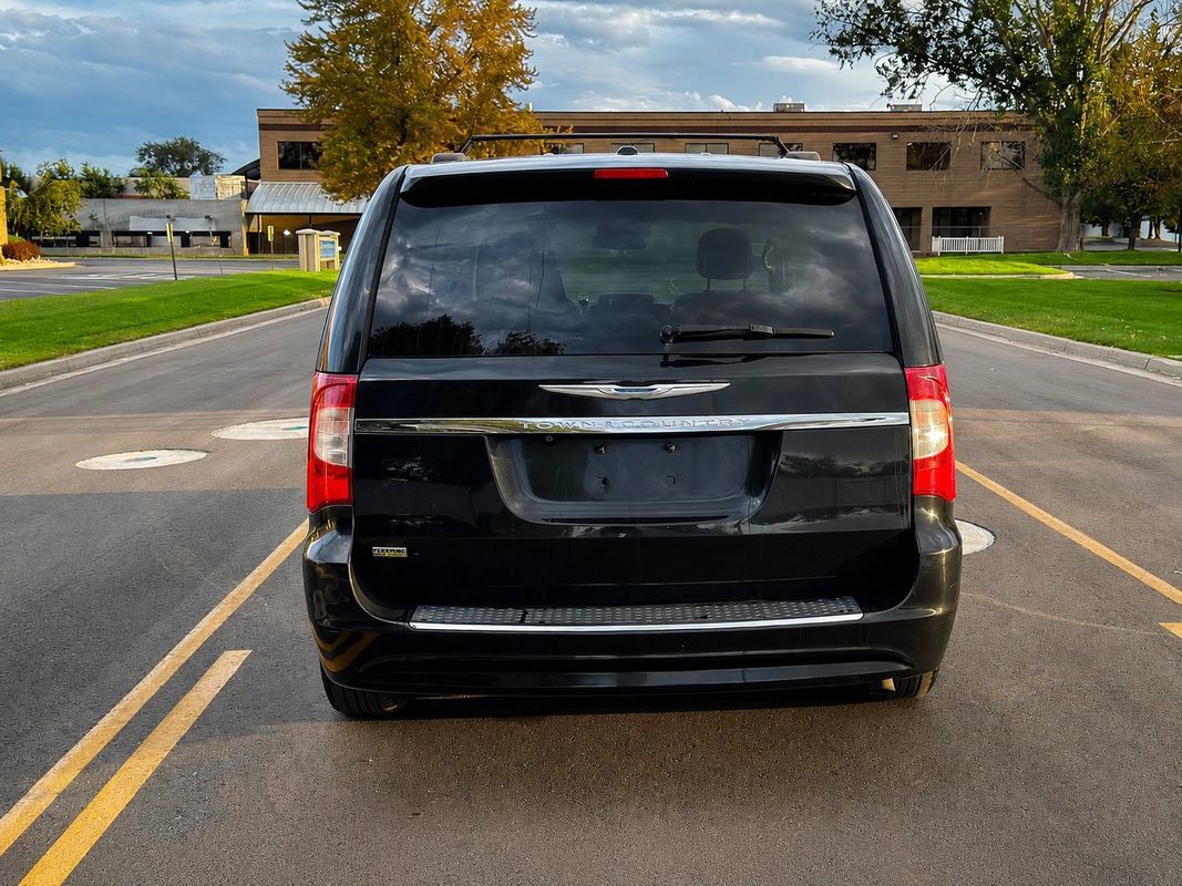 Used 2014 Chrysler Town & Country Touring FWD image 4