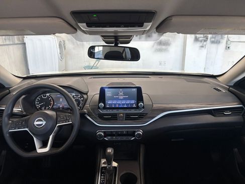 Used 2025 Nissan Altima 2.5 SV FWD image 33