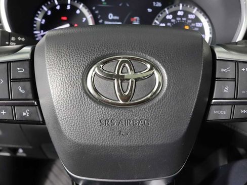 Used 2021 Toyota Highlander XLE AWD/4WD image 16