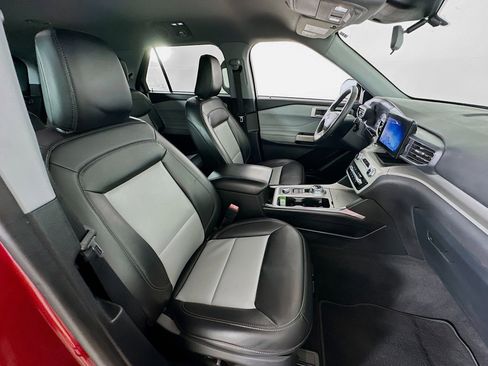 Used 2022 Ford Explorer XLT w/ Equipment Group 202A image 32