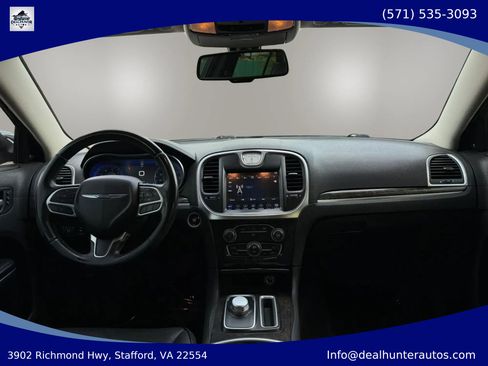 Used 2018 Chrysler 300 Limited AWD/4WD image 19