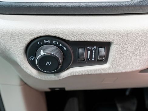 Used 2020 Chrysler Pacifica Touring-L image 27