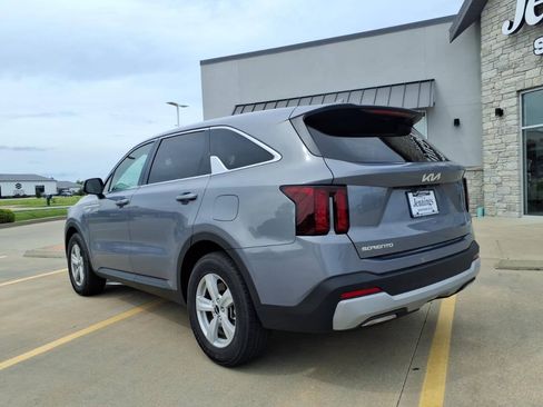 Used 2025 Kia Sorento LX FWD image 3
