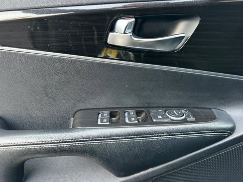 Used 2020 Kia Sorento S image 11