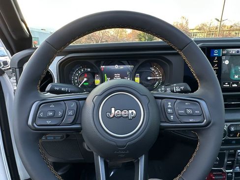 Used 2024 Jeep Wrangler Unlimited image 23