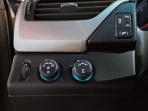 Used 2018 Chevrolet Suburban Premier image 23
