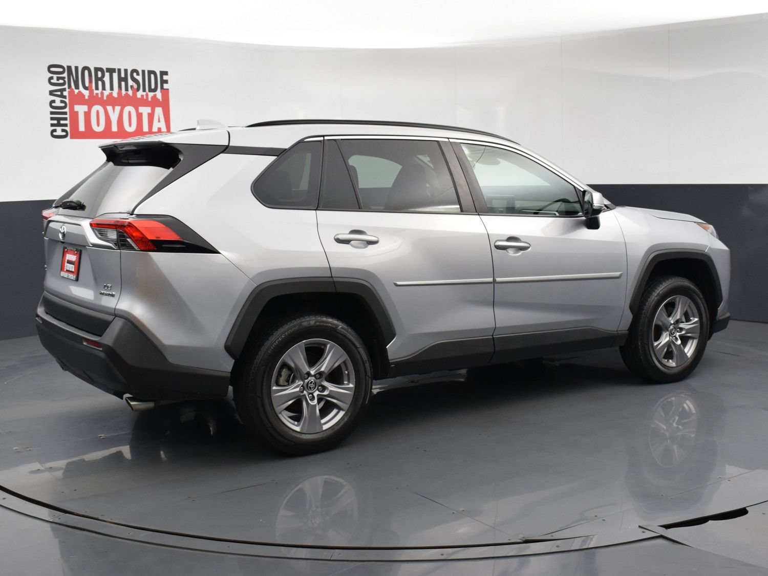 Used 2022 Toyota RAV4 LE AWD/4WD image 4