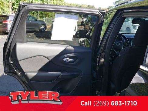 Used 2015 Jeep Cherokee Latitude w/ Cold Weather Group image 21