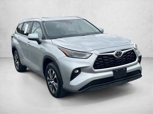 Certified 2025 Toyota Highlander XLE image 3