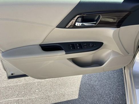 Used 2017 Honda Accord EX image 25