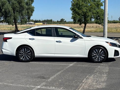 Used 2025 Nissan Altima 2.5 SV FWD image 3