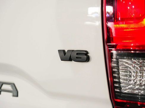 Used 2018 Toyota Tacoma TRD Sport w/ Technology Package image 11