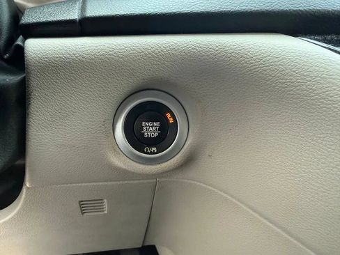 Used 2019 Chrysler Pacifica Touring-L FWD image 18